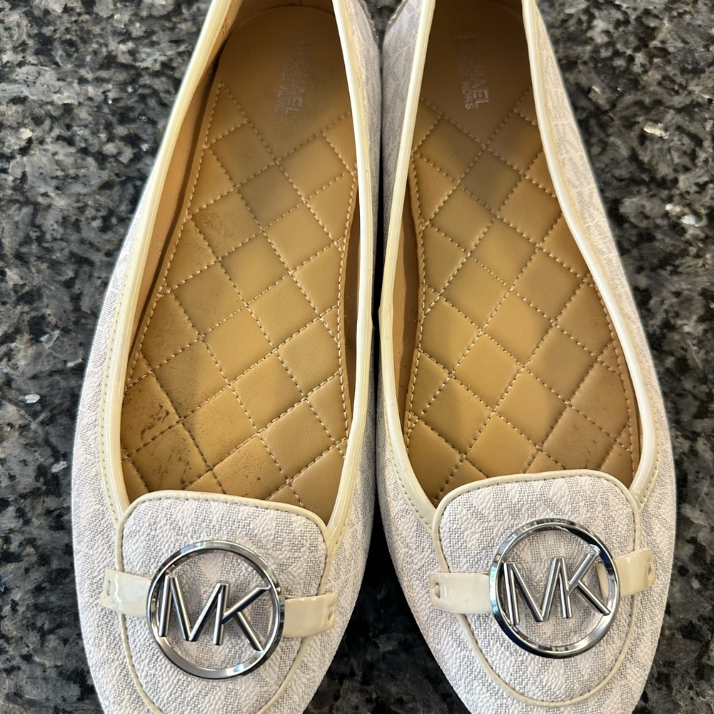 Michael Kors Women’s Off-white Leather Ballet Flat Closed-toe shoes, size 9.5